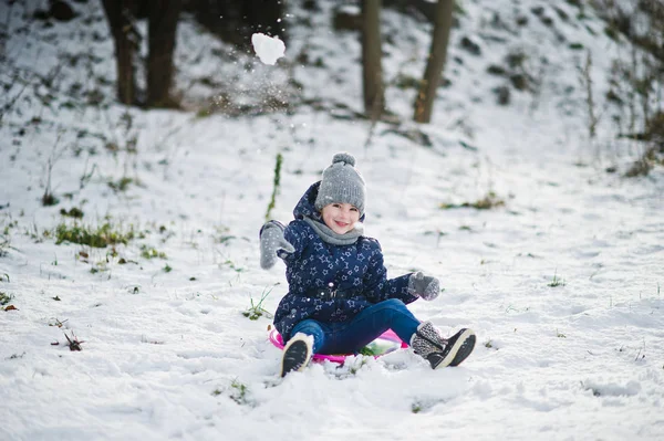 Симпатична маленька дівчинка з тарілкою на відкритому повітрі в зимовий день . — стокове фото