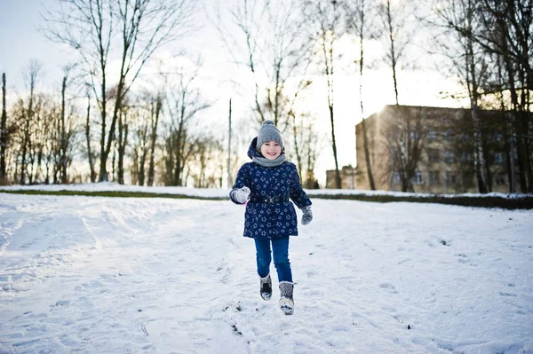 Petite fille mignonne s'amuser à l'extérieur le jour de l'hiver . — Photo