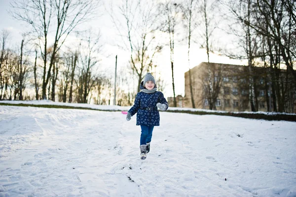 Мила маленька дівчинка розважається на відкритому повітрі в зимовий день . — стокове фото