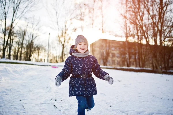 Мила маленька дівчинка розважається на відкритому повітрі в зимовий день . — стокове фото