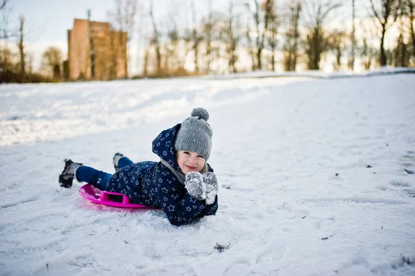 접시와 귀여운 소녀 썰매 겨울 날 야외에서. — 스톡 사진