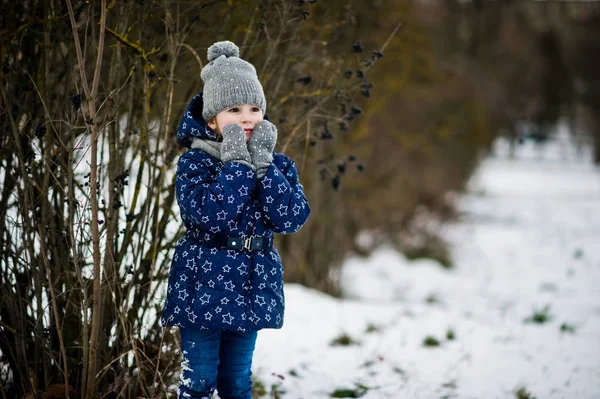 Linda niña divirtiéndose al aire libre en el día de invierno . —  Fotos de Stock