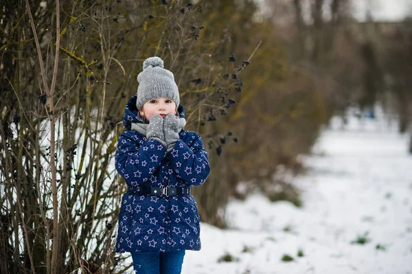 Χαριτωμένο μικρό κορίτσι διασκεδάζοντας σε εξωτερικούς χώρους σε μέρα του χειμώνα. — Φωτογραφία Αρχείου
