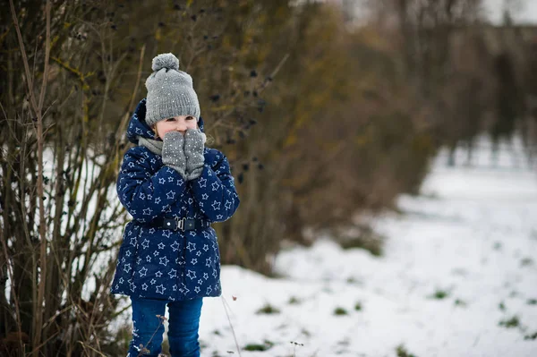 Petite fille mignonne s'amuser à l'extérieur le jour de l'hiver . — Photo