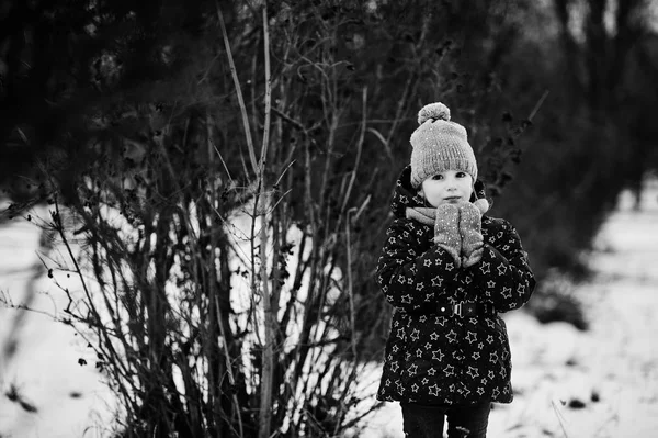 Roztomilá holčička baví venku na zimní den. — Stock fotografie
