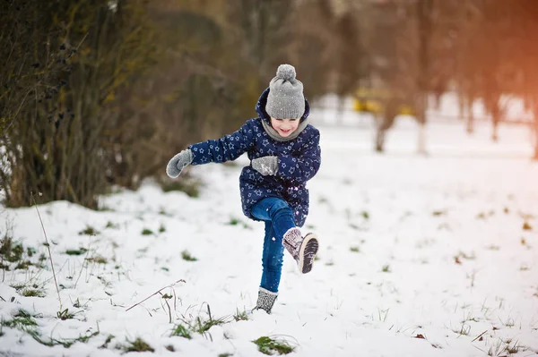 Söt liten flicka ha kul utomhus vinterdag. — Stockfoto