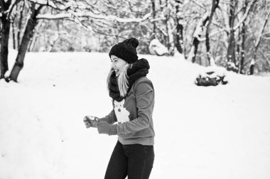 Kırmızı fular, şapka ve Noel babalar kazaklı Park'ta poz sarışın kız 