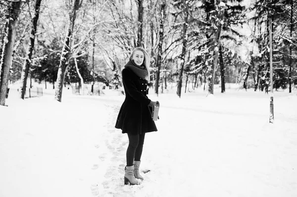 Szőke lány piros sállal és kabát téli napon a park séta. — Stock Fotó