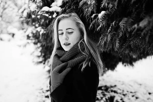 Blond meisje in de rode sjaal en jas lopen in het park op de winterdag. — Stockfoto