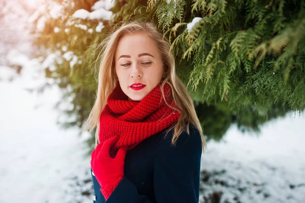 Ragazza bionda in sciarpa rossa e cappotto a piedi al parco nella giornata invernale . — Foto Stock