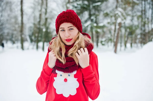 红围巾, 帽子和圣诞老人毛衣在公园摆姿势的金发女郎 — 图库照片