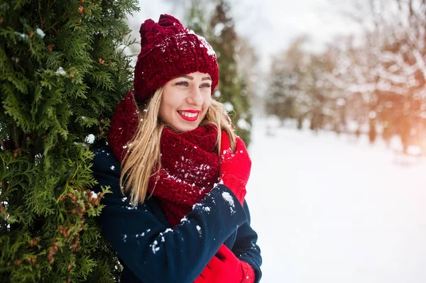 Ragazza bionda in sciarpa rossa e cappotto a piedi al parco nella giornata invernale . — Foto Stock