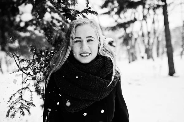 Chica rubia en bufanda roja y abrigo caminando en el parque en el día de invierno . —  Fotos de Stock