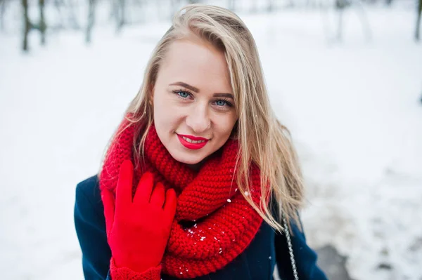 금발 소녀 빨간 스카프와 코트 겨울 날의 Portrai. — 스톡 사진