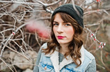 Donmuş otobüs, şapka ve kot ceketli esmer kız portresi