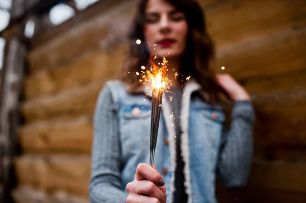 Retrato de chica morena en chaqueta vaquera con luces de bengala en — Foto de Stock