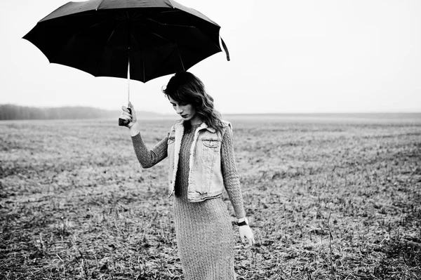 Portrait de fille brune bouclée en jean veste avec umbre noir — Photo