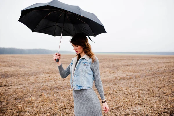 Portrait de fille brune bouclée en jean veste avec umbre noir — Photo