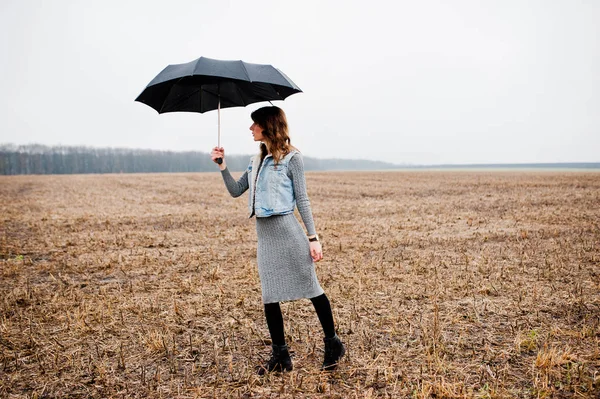 Portrait de fille brune bouclée en jean veste avec umbre noir — Photo