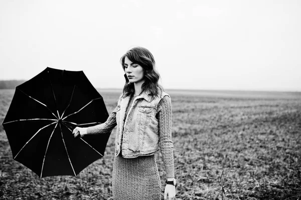 Portrait de fille brune bouclée en jean veste avec umbre noir — Photo