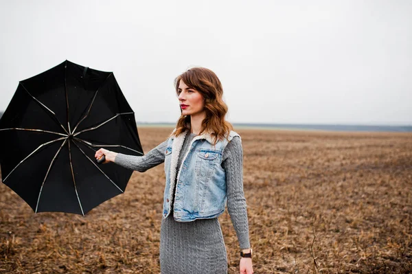 Portrait de fille brune bouclée en jean veste avec umbre noir — Photo