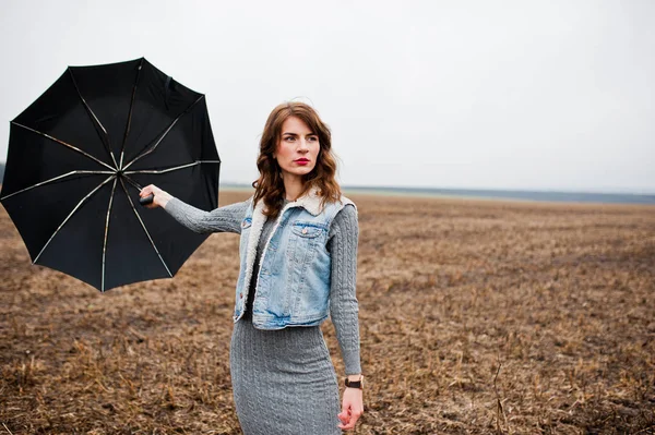 Portrait de fille brune bouclée en jean veste avec umbre noir — Photo