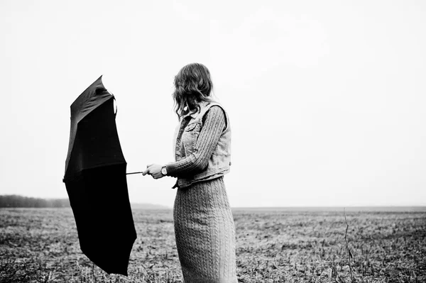 청바지 자 켓 블랙 umbre와 갈색 곱슬 여자의 초상화 — 스톡 사진
