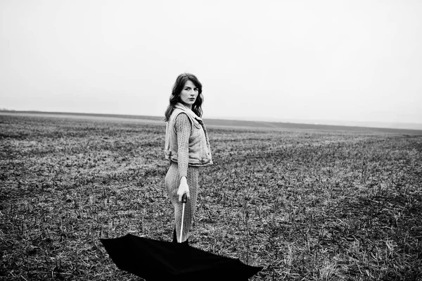 Siyah umbre ile kot ceketli esmer kıvırcık kız portresi — Stok fotoğraf