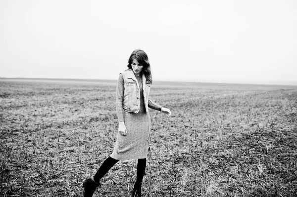 Portrait de fille brune bouclée en veste de jeans sur le terrain . — Photo