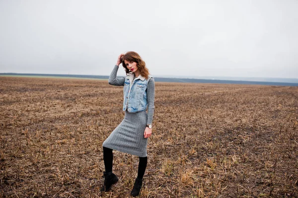 Portrait de fille brune bouclée en veste de jeans sur le terrain . — Photo