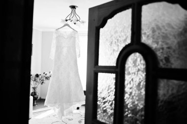 Gelinin düğün elbise askı odasında asılı. Siyah bir