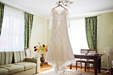 Gelin gelinlik askı odasında asılı.