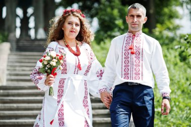 Ukraynalı geleneksel işlemeli giyim güzel çift yürümek