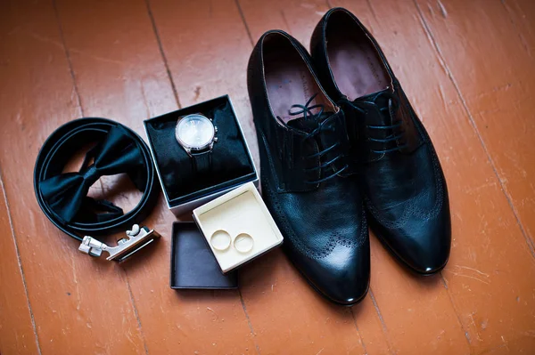 Close-up photo of black groom's brogue shoes, watch, wedding rin — Stock Photo, Image