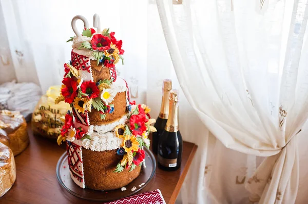 과자 꽃으로 장식 된 웨딩 케이크의 클로즈업 사진, — 스톡 사진