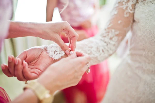 Mooie bruidsmeisjes koppelverkoop knopen op Bruidskamer manchetten vóór haar weddi — Stockfoto