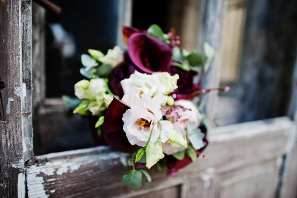 Närbild foto av ett bröllop bukett gjord av lila kallor lilie — Stockfoto