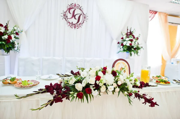 Maravilhosamente definido e decorado com rosas mesa de casamento no re — Fotografia de Stock