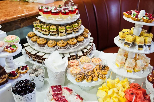 Grande varietà di diversi snack multicolori sul matrimonio bu — Foto Stock