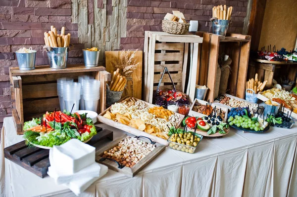 Sokféle különböző tarka ételek a esküvői bu — Stock Fotó