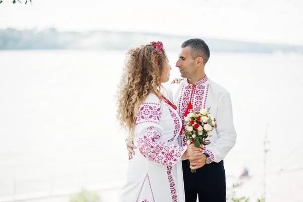 Fantástica pareja de boda en Ucrania tradicional bordado cl — Foto de Stock