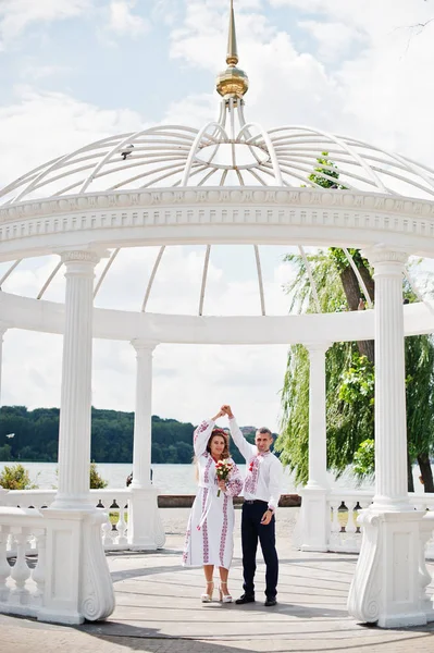 Szczęśliwy Świeżo poślubiona para taniec w altanie na ich weddin — Zdjęcie stockowe