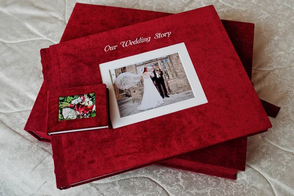 Elegant röd sammet fotobok av fotoalbum på vit bakgrund. — Stockfoto