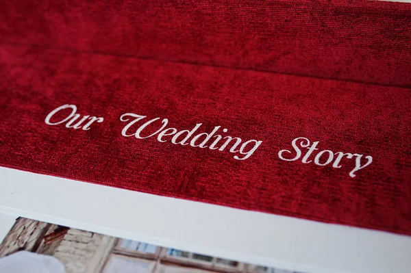 Foto in primo piano di un'iscrizione che dice "La nostra storia di matrimonio" su un — Foto Stock