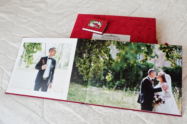 Seiten mit rotem Hochzeits-Fotobuch oder Hochzeitsalbum auf weißem Backgro — Stockfoto