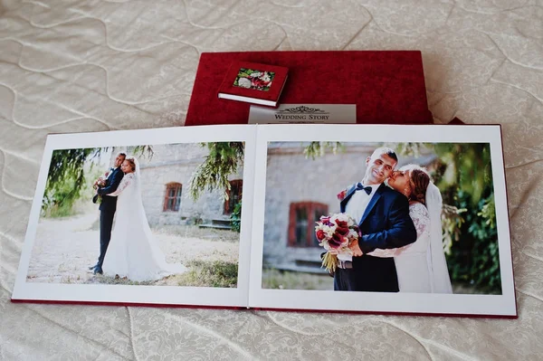 Pages of red wedding photobook or wedding album on white backgro — Stock Photo, Image