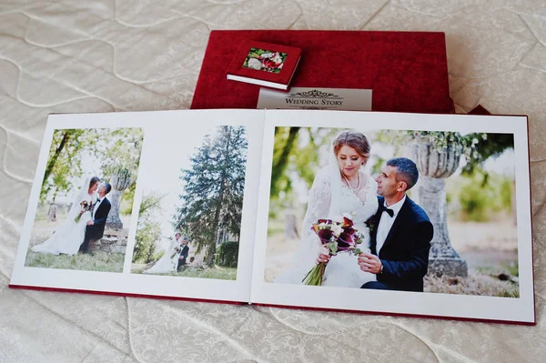 Stránky červené svatební fotokniha nebo svatební album na bílé backgro — Stock fotografie