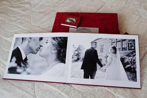 Páginas de fotolivro de casamento vermelho ou álbum de casamento no backgro branco — Fotografia de Stock