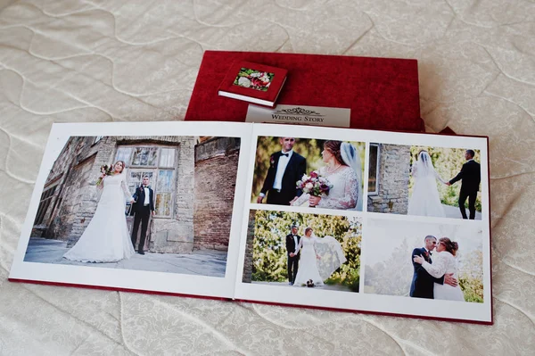 Vörös esküvői fotókönyv vagy esküvői album, a fehér backgro — Stock Fotó