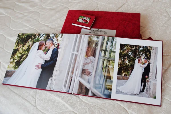 Pages de livre photo de mariage rouge ou album de mariage sur fond blanc — Photo